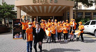 İlk defa hamburger yediler