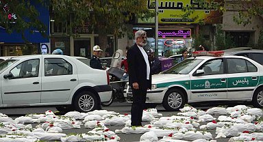 İsrail saldırılarında hayatlarını kaybeden Filistinli çocukların sembolik cenazeleri İran'da meydana dizildi