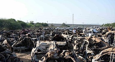 İsrail'de çatışmalarda hurdaya çıkan sivil araçlar Novitot'ta toplanıyor