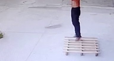 İstanbul'da akıl almaz olay: Gömleğini çıkartıp iş yerinin tabelasını yaktı