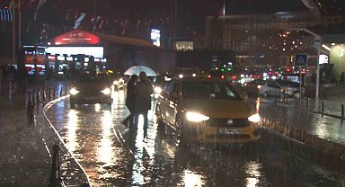 İstanbul'da gök gürültülü sağanak yağış etkili oluyor