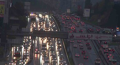 İstanbul'da sağanak etkisini gösterdi, D-100 Pendik istikametinde uzun araç kuyrukları oluştu