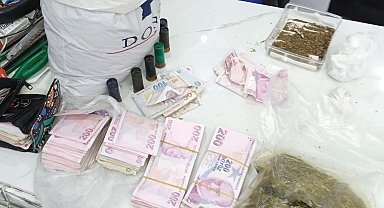 İzmir'de eve uyuşturucu baskını: 2 kilo bonzai ele geçirildi