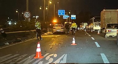 İzmir'de otomobille çarpışan motosikletteki 3 kişi öldü