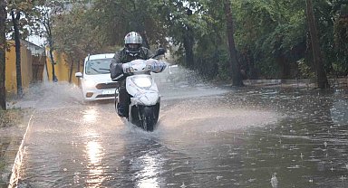 İzmir'de sağanak yolları göle çevirdi