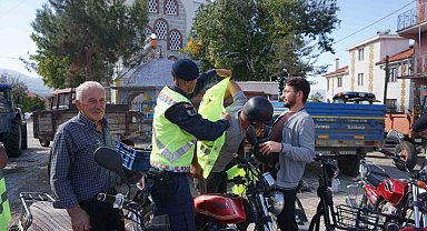 Jandarma ekipleri vatandaşlara kask ve reflektör dağıttı