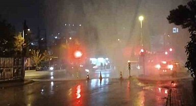Kadıköy'de su borusu patladı, fışkıran su metrelerce yükseldi