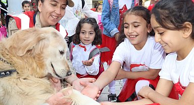 Kadın jandarmalardan minik öğrencilere sürpriz