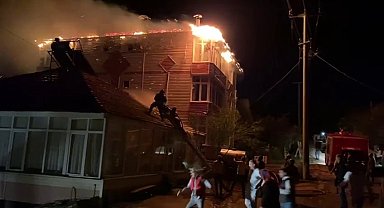 Kalorifer bacasında çıkan yangın geceyi aydınlattı