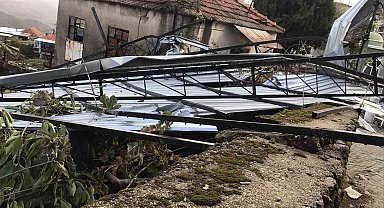 Karpuzlu'da etkili olan fırtına çatıları uçurdu