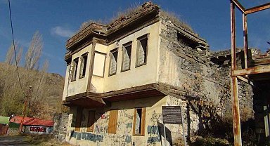 Kars'ta 19. yüzyıldan kalan paşa konağı yıkılmaya yüz tuttu