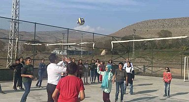 Kars'ta kaymakam öğrencilerle kitap okudu, voleybol oynadı