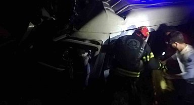 Karşı şeride geçen minibüs tırla çarpıştı: 1 ölü, 2 yaralı