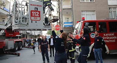 Kayseri'de binada yangın: Ekipler mahsur kalanları kurtardı