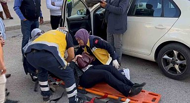 Kazada yaralandı ama çantasını asla bırakmadı