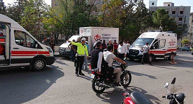 Kilis'te kamyonet ile motosiklet çarpıştı: 3 yaralı