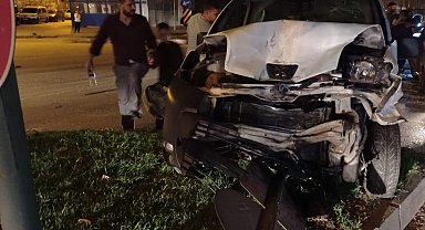 Kırmızı ışıkta bekleyen araca arkadan çarptı: 2 yaralı