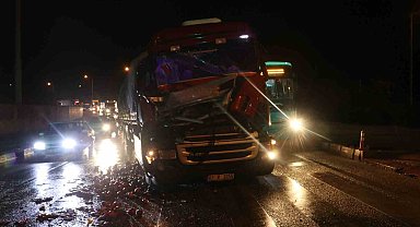 Kırmızı ışıkta duramayan tır, otobüs ve kamyona çarptı: Antalya-Burdur karayolu kısmen kapatıldı