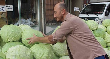 Kış mevsiminin favori sebzesi lahana tezgâhlarda yerini aldı