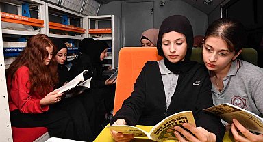 Kitobüs, okuma alışkanlığı kazandırmak amacıyla kenti geziyor