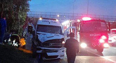 Kocaeli'de işçi servisi ile otomobil çarpıştı: 14 yaralı