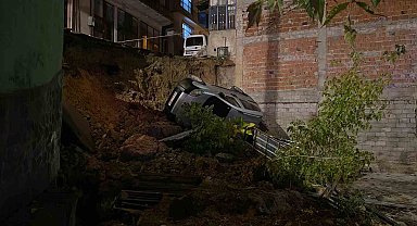 Kocaeli'de yol çöktü, araç inşaat temeline yuvarlandı