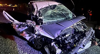 Konya'da hafif ticari araç traktöre arkadan çarptı: 2 yaralı