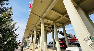 Köprüde mahsur kalan kedi battaniye yardımıyla kurtarıldı