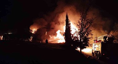 Korkuteli'de plastik fabrikası alevlere teslim oldu