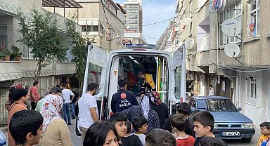 Küçükçekmece'de 3 katlı binada çıkan yangın paniğe neden oldu