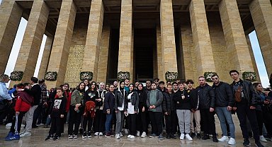 Küçükçekmeceli 100 genç Anıtkabir'i ziyaret etti