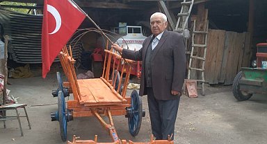 Kurtuluş Savaşı'nda mühimmat taşınan arabanın aynısını elleriyle yaptı