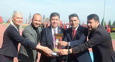 Kurumlararası Basketbol Turnuvası'nın şampiyonu Bilecik Belediyesi takımı kupasını validen aldı