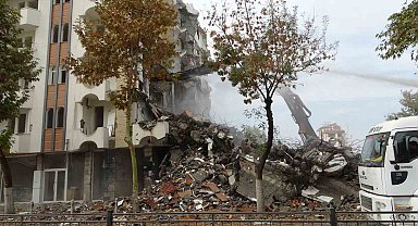Malatya'da ağır hasarlı binaların yıkımı sürüyor