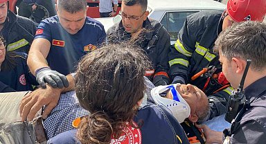 Manisa'da ambulansla otomobil çarpıştı: 2 yaralı