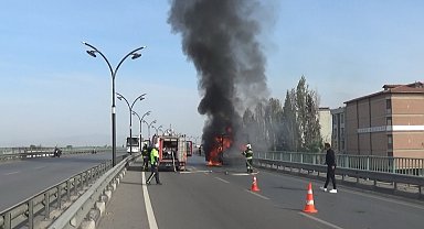 Manisa'da hareket halindeki kamyonet alev topuna döndü