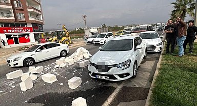 Mardin'de tırdan düşen kireç taşları trafiği olumsuz etkiledi