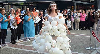 Meme kanserine dikkat çekmek için 'kanserojen' kostümlü defile