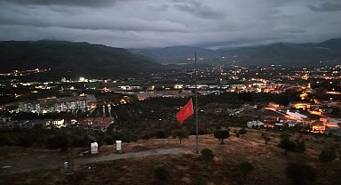 Milas'ta 10 Kasım'da yarıya indirilen Türk Bayrağı, halen göndere çekilmedi