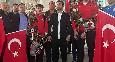 Milli güreşçilere Esenboğa Havalimanı'nda coşkulu karşılama