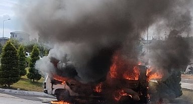 Minibüs alev alev yandı