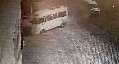 Minibüsün çarptığı minibüs düğün salonuna girdi: O anlar kamerada