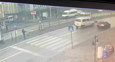 Minibüsün yayaya çarptığı anlar güvenlik kamerasına yansıdı