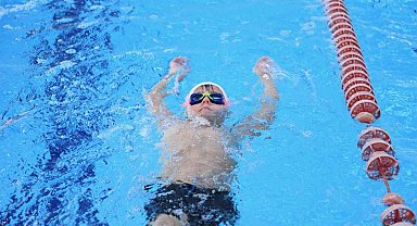 Minik yüzücüler kulaçlarını Atatürk'ü anmak için attı