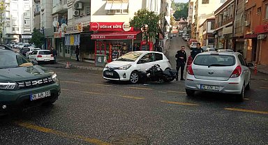 Motosiklet, otomobilin tekerleğine saplandı