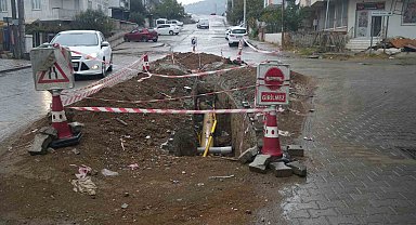 Okul yakınında günlerdir kapatılmayan çukur tehlike saçıyor