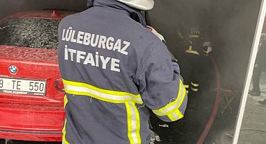 Oto galeride yangın: Mahsur kalan köpek kurtarıldı