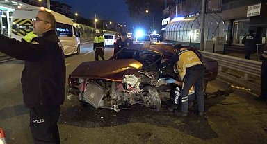 Otomobil Bursaray'ın bariyerine çarptı: 2 yaralı