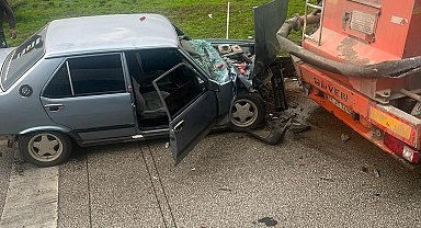 Otomobil çekiciye çarptı: 3 yaralı