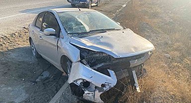 Otomobil menfeze savruldu, sürücü yaralandı